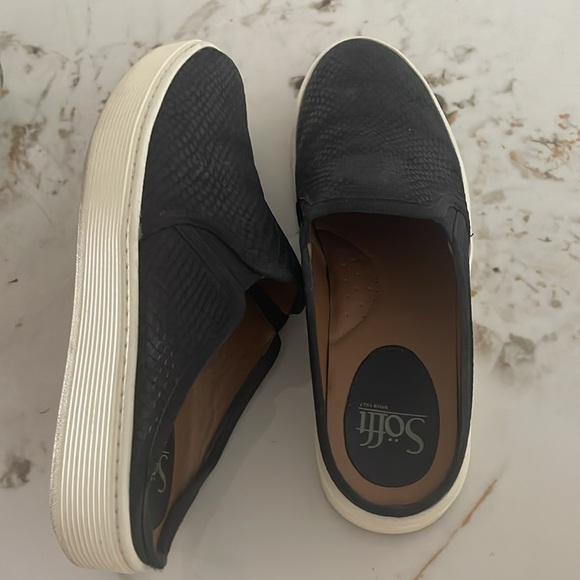SOFFT brand snakeskins printed slip on mule. - Picture 4 of 7